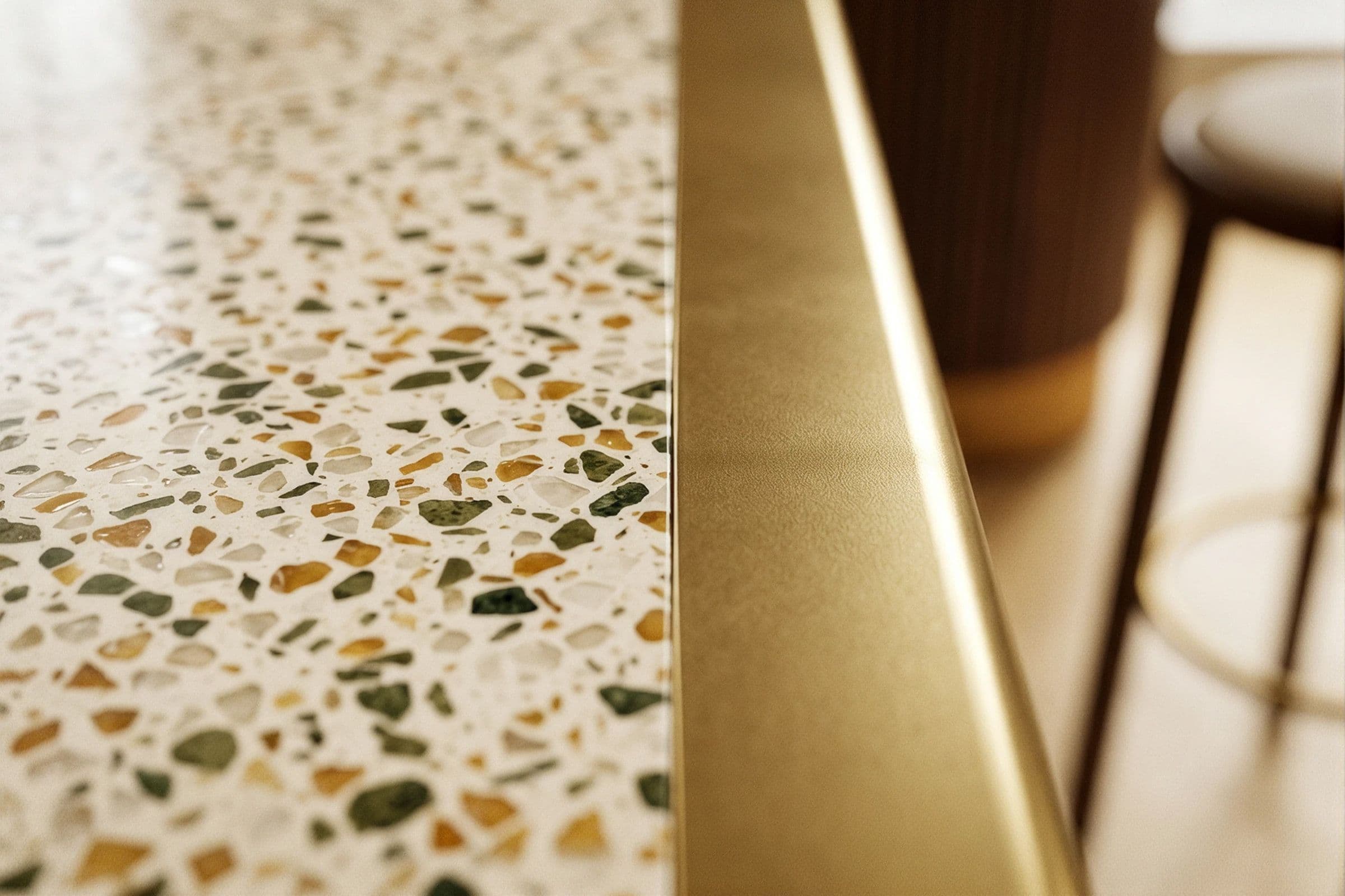 Chorsu Café — terrazzo pol va latun bar relsi, yaqin kadr